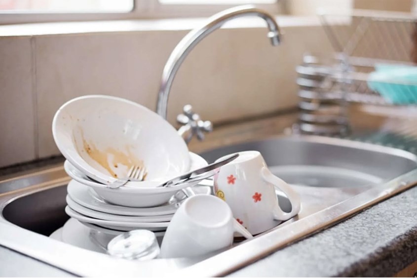 Cách làm sạch dầu mỡ cứng đầu bám dính trên chén đĩa, xoong chảo